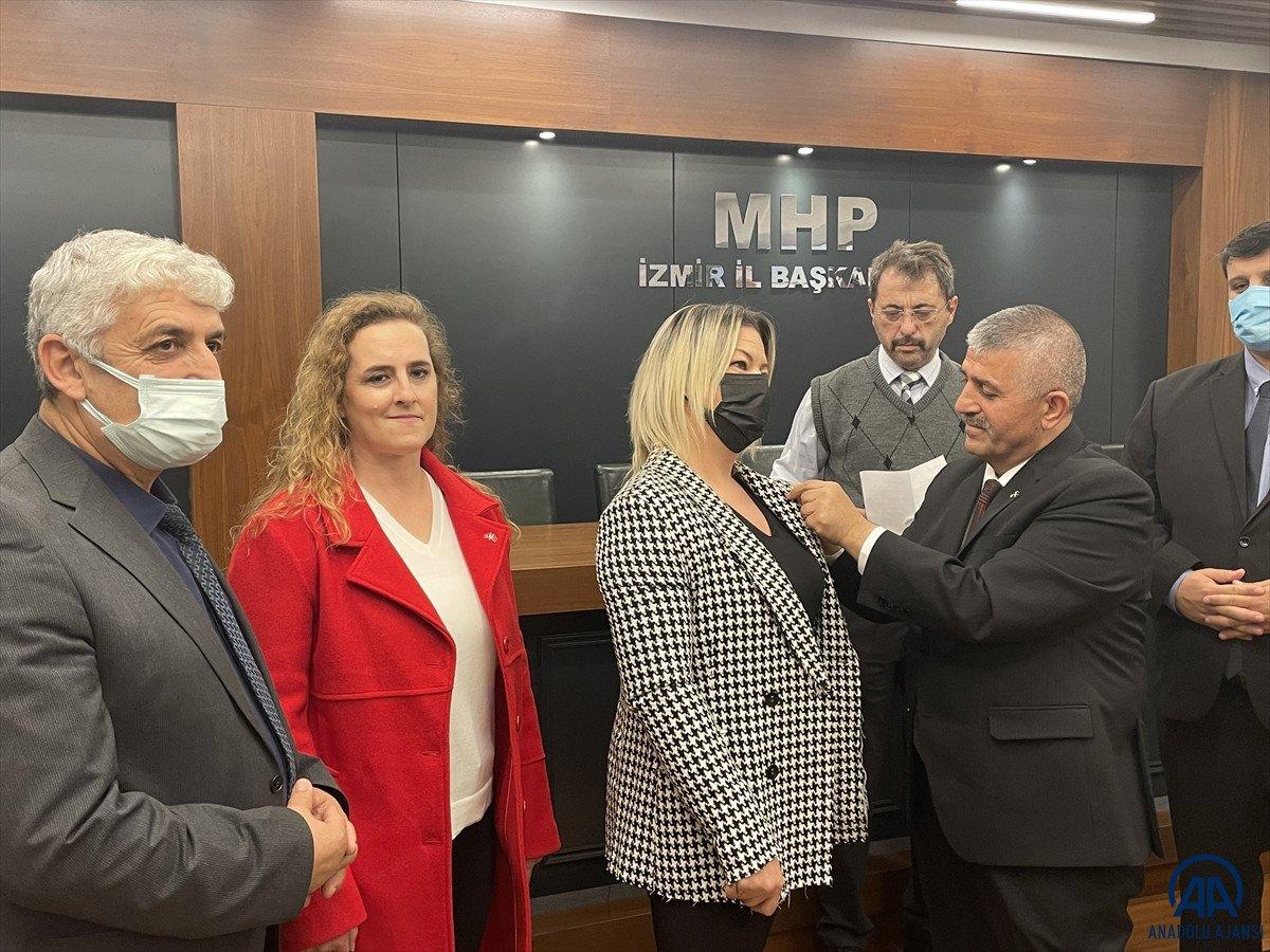 İzmir'de 14 kişi İYİ Parti'den istifa edip MHP'ye katıldı