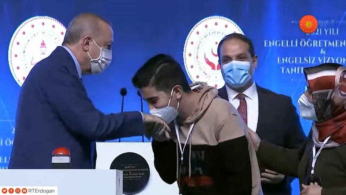 Cumhurbaşkanı Erdoğan'a, Engelli Öğretmen Atama Töreni'nde anlamlı hediye