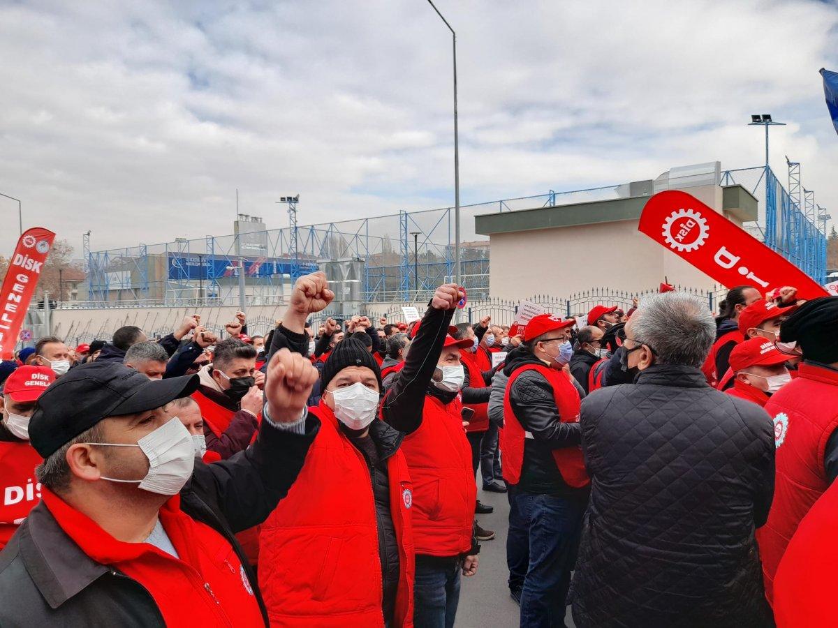 DİSK, Çalışma Bakanlığı önünde asgari ücret eylemi yaptı