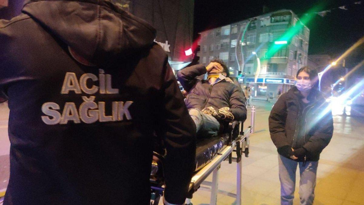 Kocaeli'de motosikletin yayaya vurması sonucu iki kişi yaralandı