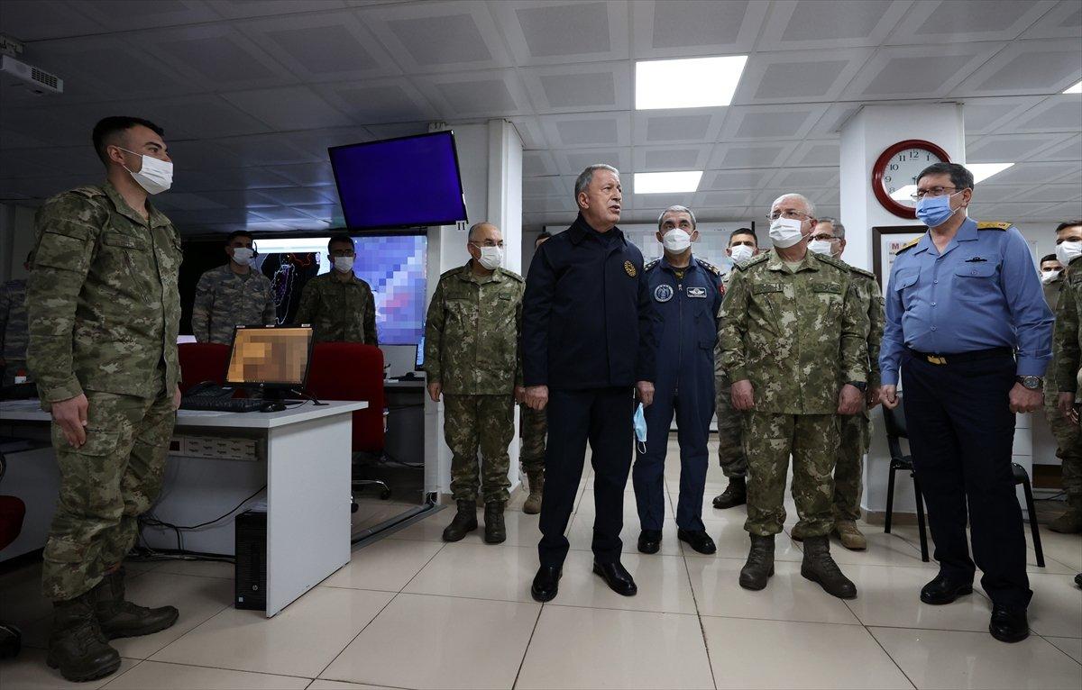 Hulusi Akar, Suriye sınır hattındaki birlikleri denetledi