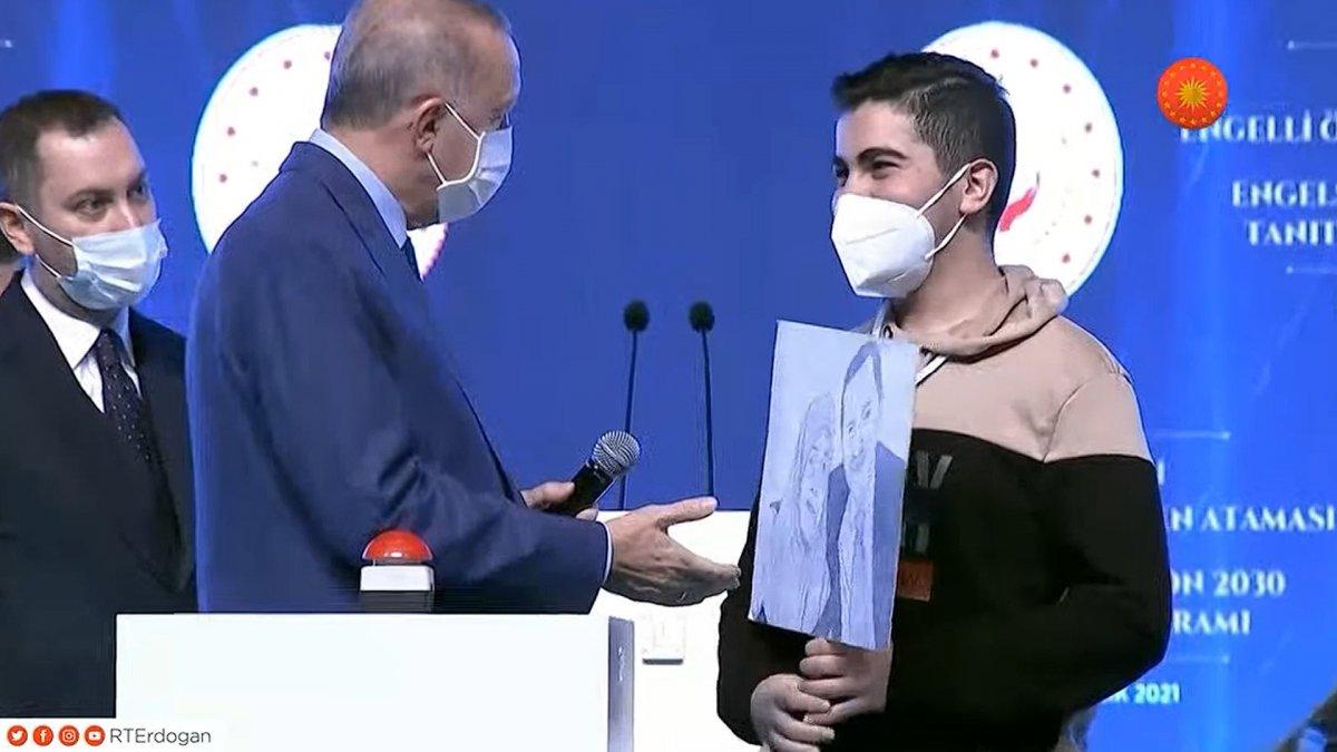 Cumhurbaşkanı Erdoğan'a, Engelli Öğretmen Atama Töreni'nde anlamlı hediye