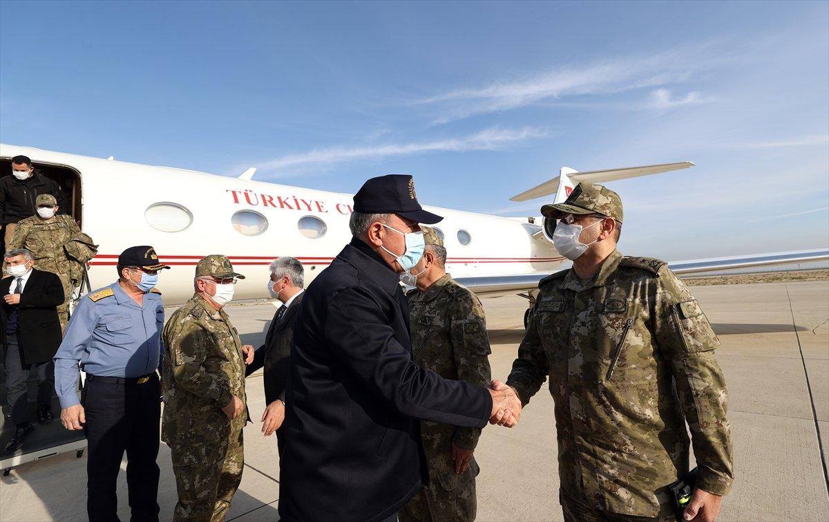 Hulusi Akar, Suriye sınır hattındaki birlikleri denetledi