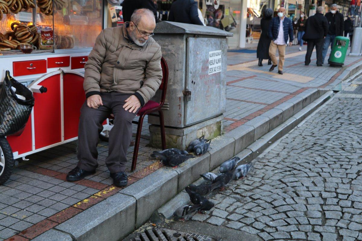 Rize'de güvercinleri besleyen simitçiye Güvercin Baba adı takıldı
