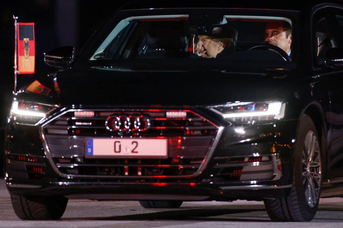 Angela Merkel'e askeri tören ile veda edildi