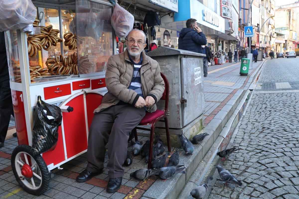 Rize'de güvercinleri besleyen simitçiye Güvercin Baba adı takıldı