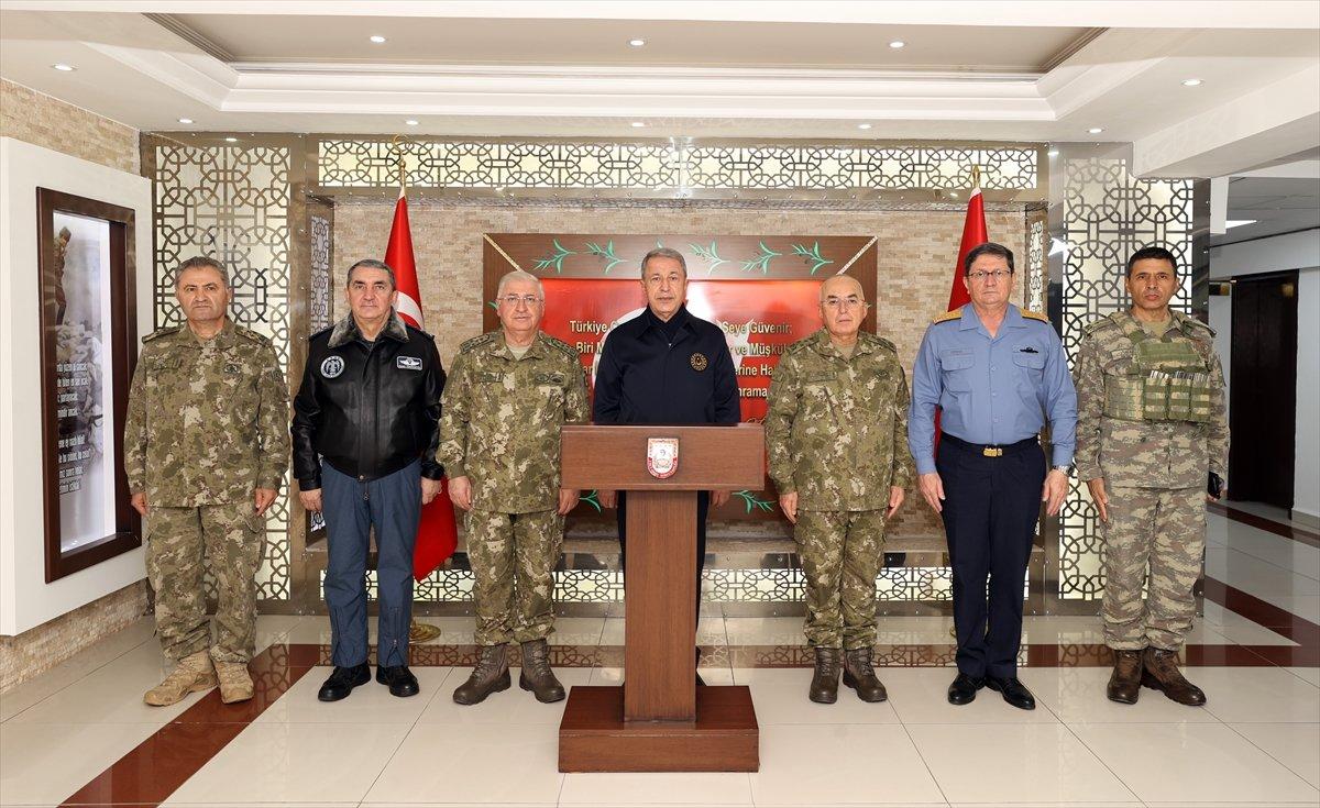 Hulusi Akar, Suriye sınır hattındaki birlikleri denetledi