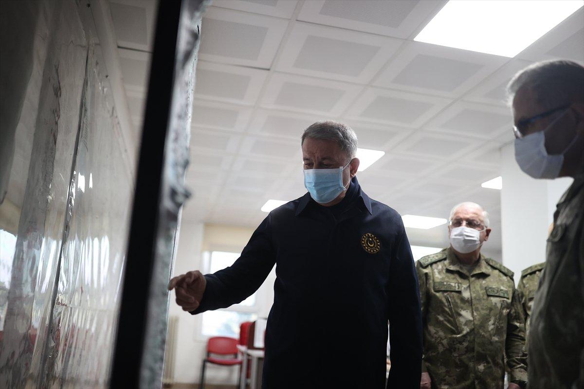 Hulusi Akar, Suriye sınır hattındaki birlikleri denetledi