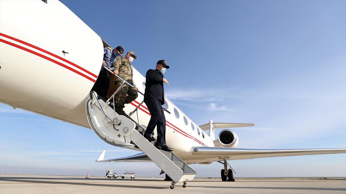 Hulusi Akar, Suriye sınır hattındaki birlikleri denetledi