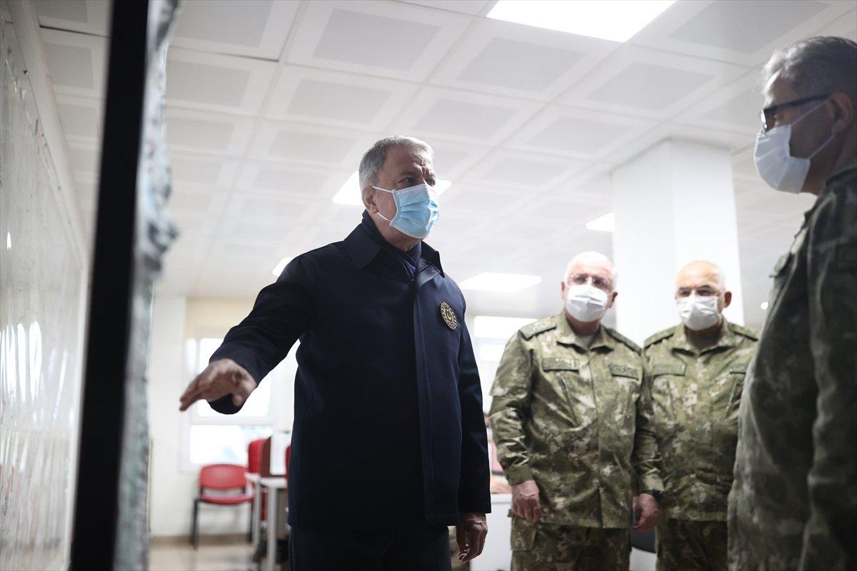 Hulusi Akar, Suriye sınır hattındaki birlikleri denetledi