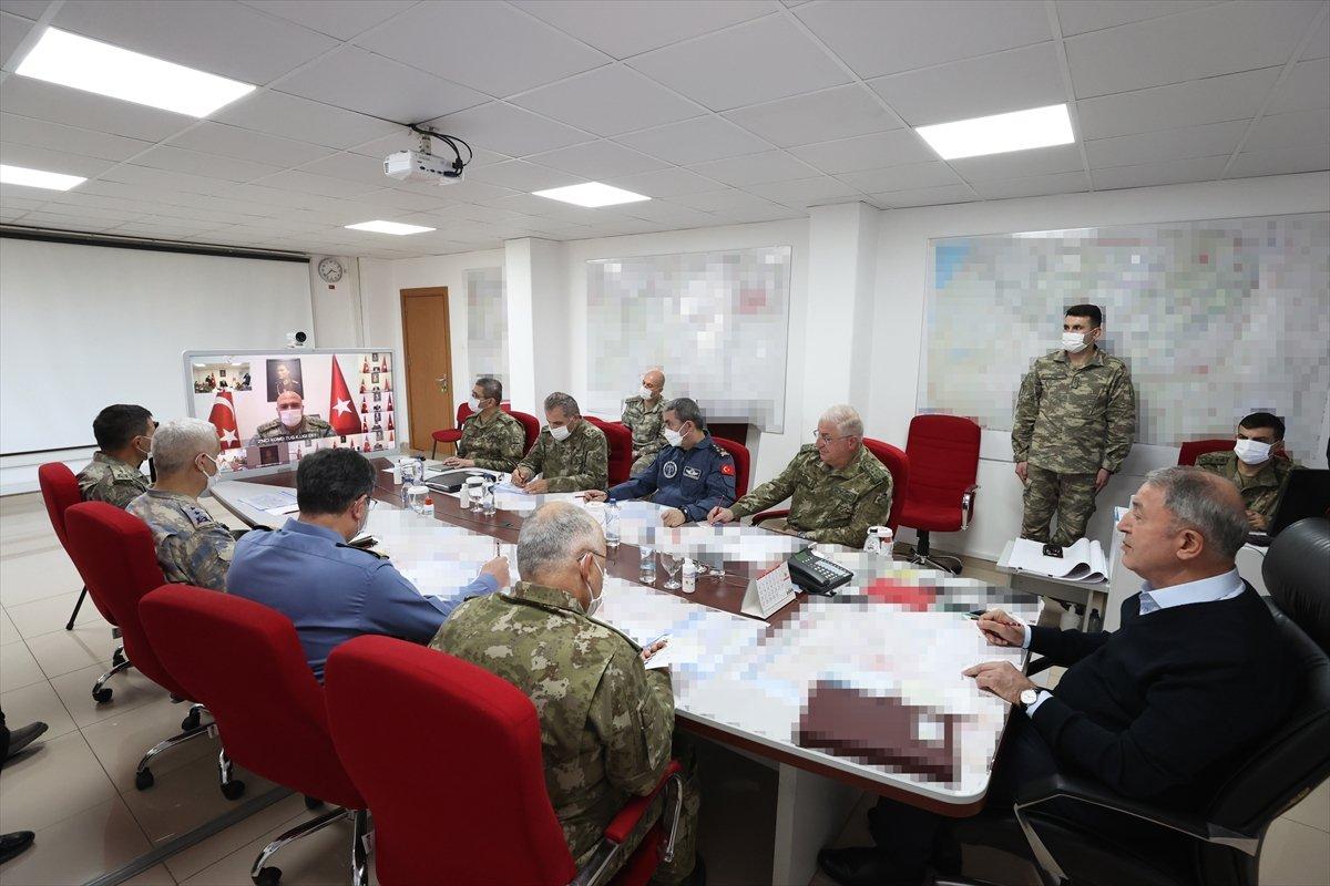 Hulusi Akar, Suriye sınır hattındaki birlikleri denetledi