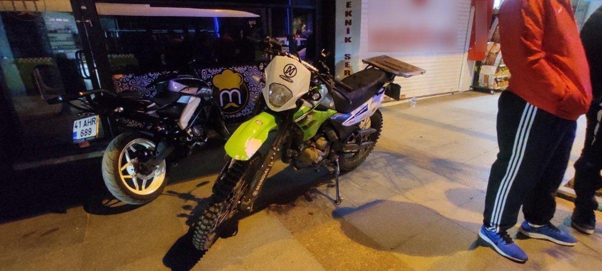 Kocaeli'de motosikletin yayaya vurması sonucu iki kişi yaralandı