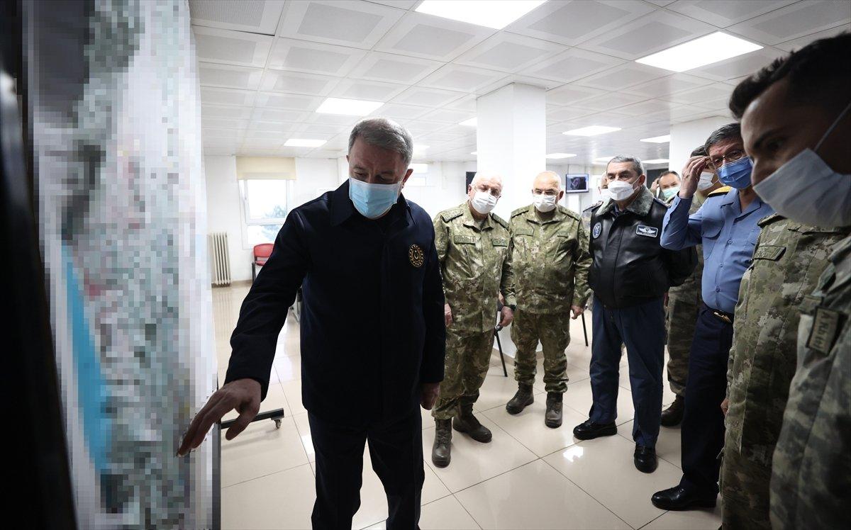 Hulusi Akar, Suriye sınır hattındaki birlikleri denetledi