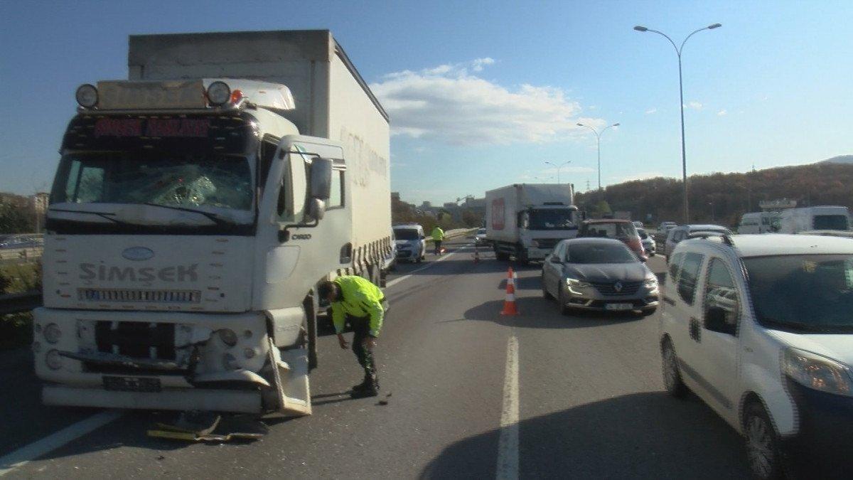Sultanbeyli’de kamyon, yolcu dolu İETT otobüsüne çarptı
