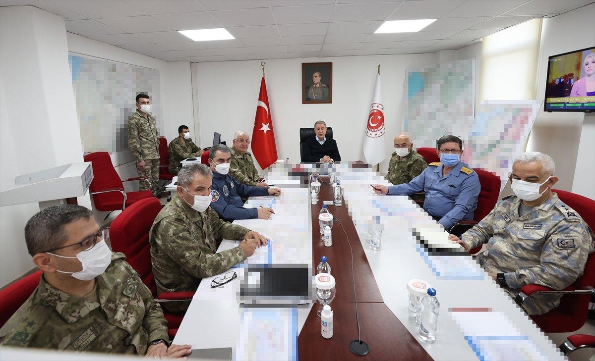 Hulusi Akar, Suriye sınır hattındaki birlikleri denetledi