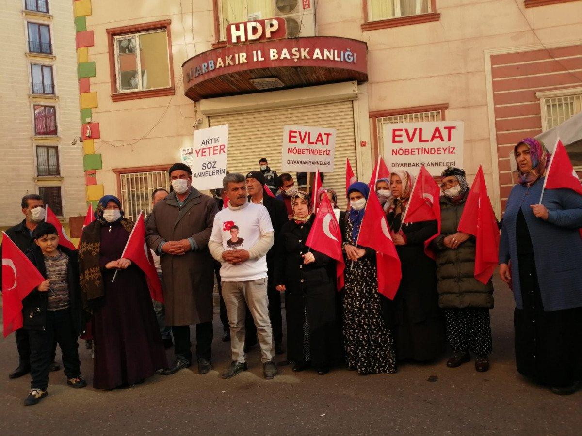 Evlat nöbetindeki baba: Çocuklarımıza işkence yapıyorlar