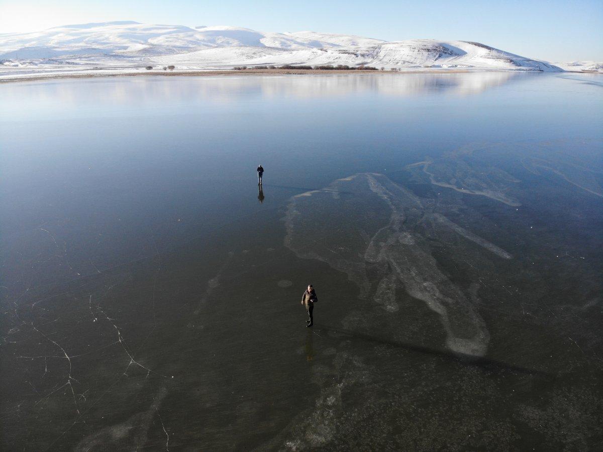 Kars'ta buz tutan Çıldır Gölü, fotoğraf çekenlerin akınına uğradı