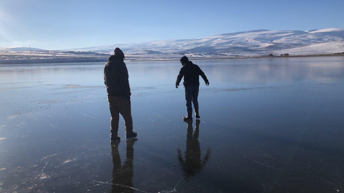 Kars'ta buz tutan Çıldır Gölü, fotoğraf çekenlerin akınına uğradı