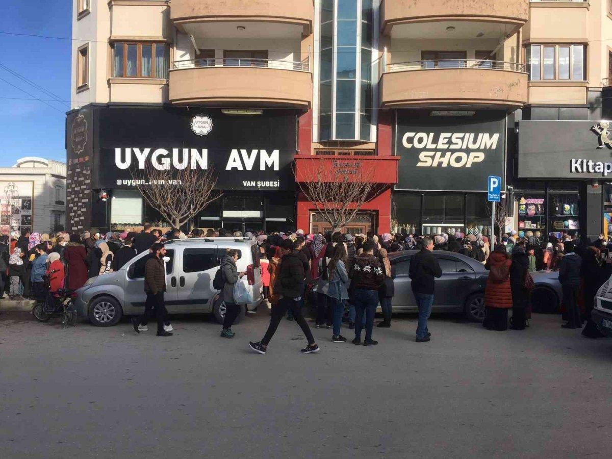 Van’da, indirimli alışveriş izdihamı