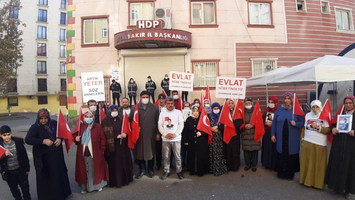 Evlat nöbetindeki baba: Çocuklarımıza işkence yapıyorlar