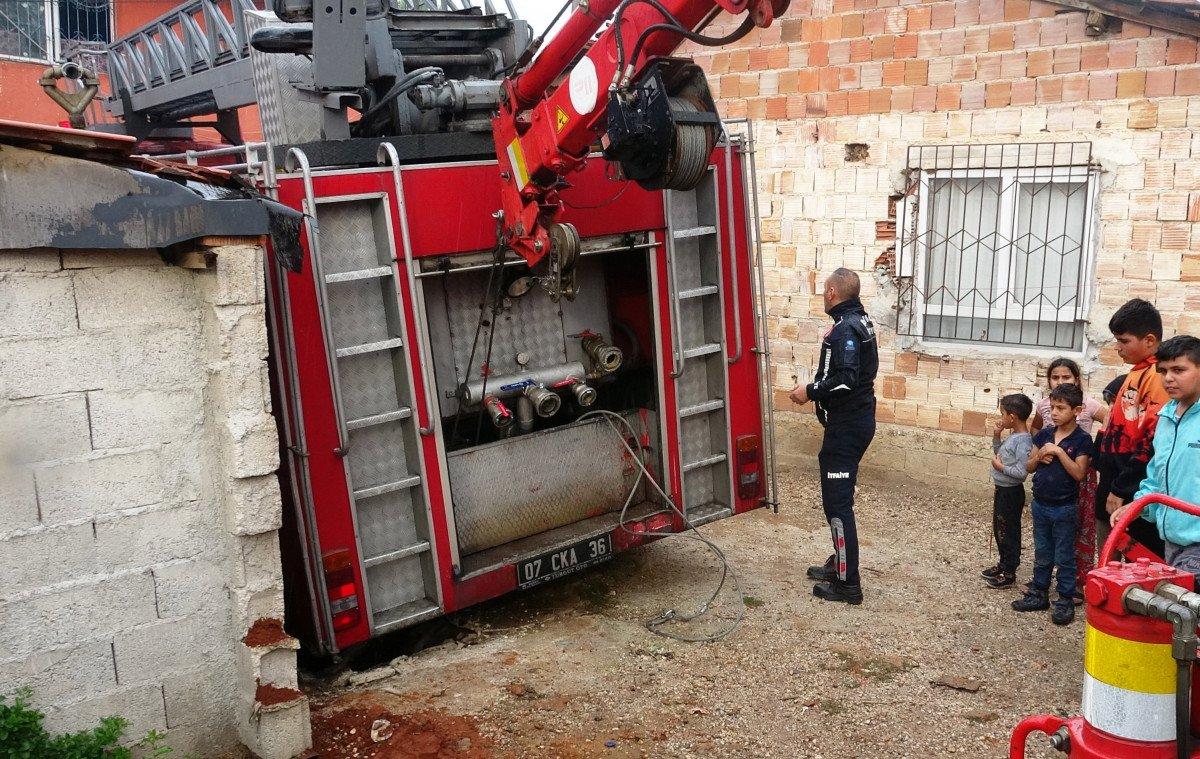 Antalya'da, yangına giden itfaiye aracı foseptiğe düştü