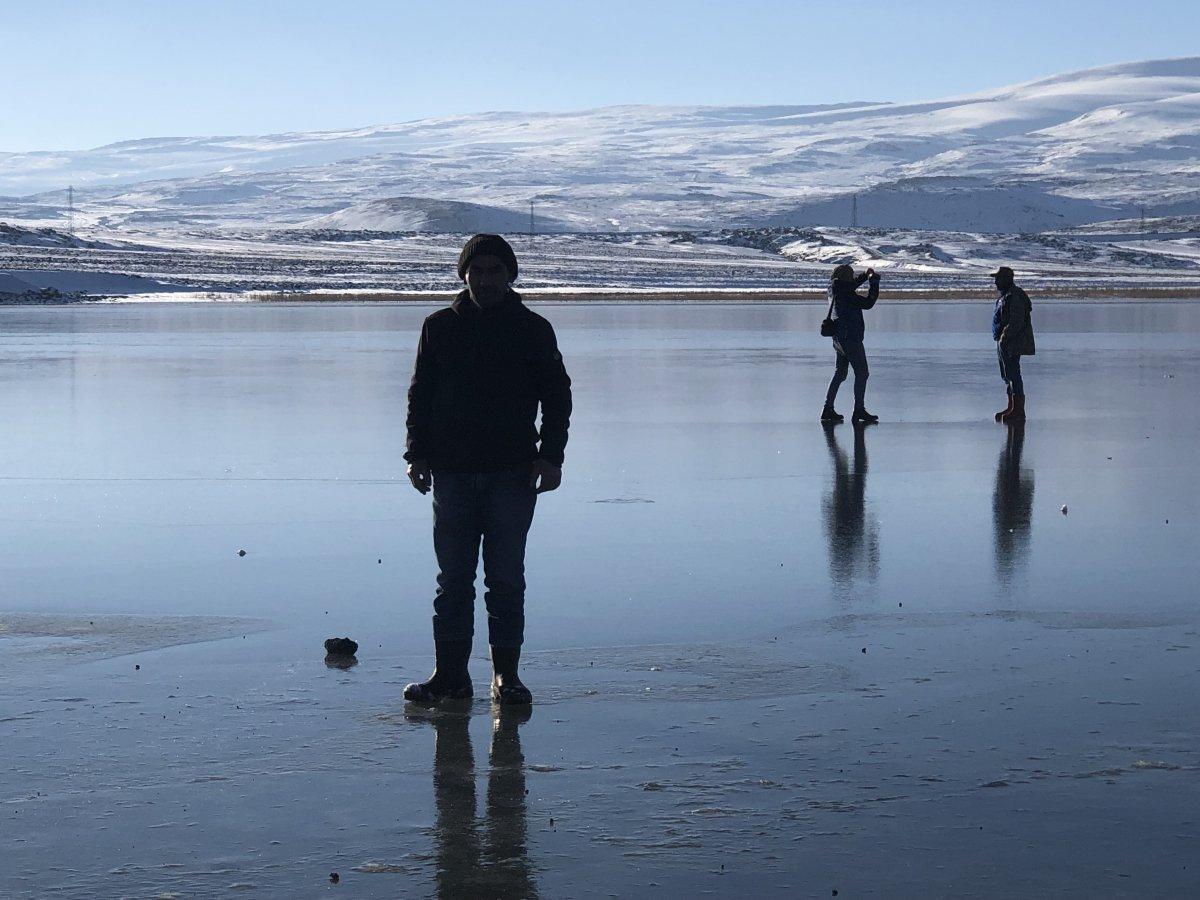 Kars'ta buz tutan Çıldır Gölü, fotoğraf çekenlerin akınına uğradı