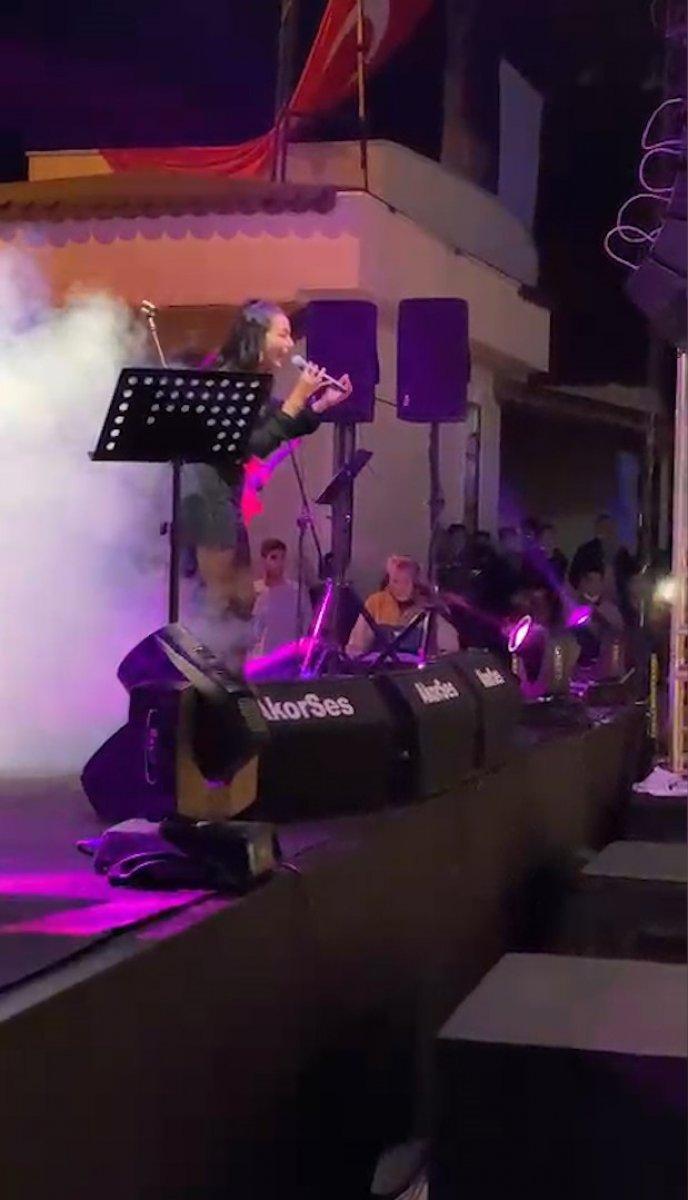 Öykü Gürman'dan sevgilisine sahnede ilan-ı aşk