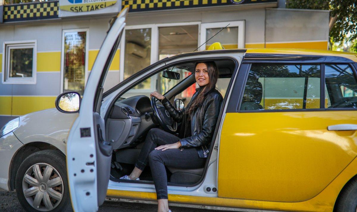 Antalya'daki genç kız, taksici babasının mesleğini seçti
