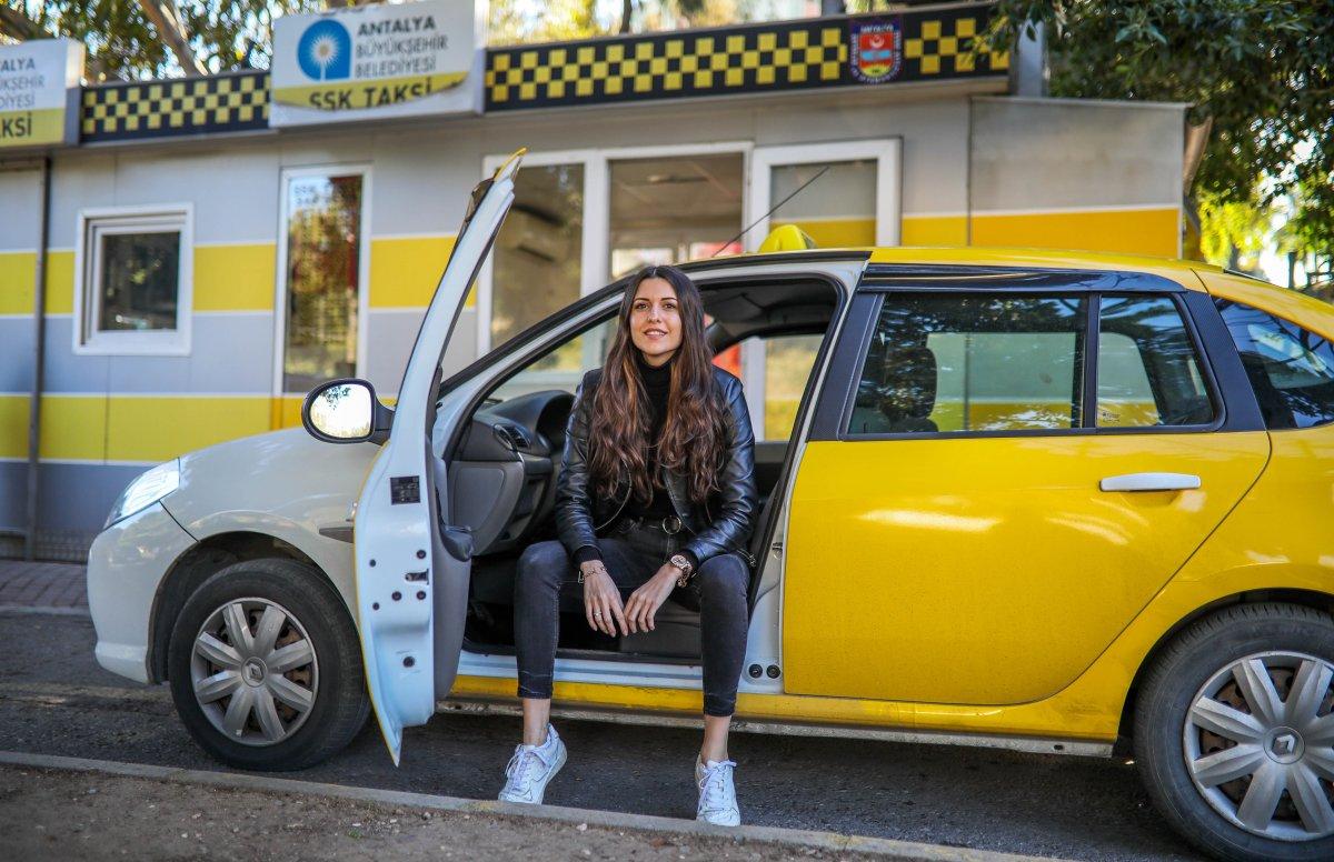 Antalya'daki genç kız, taksici babasının mesleğini seçti