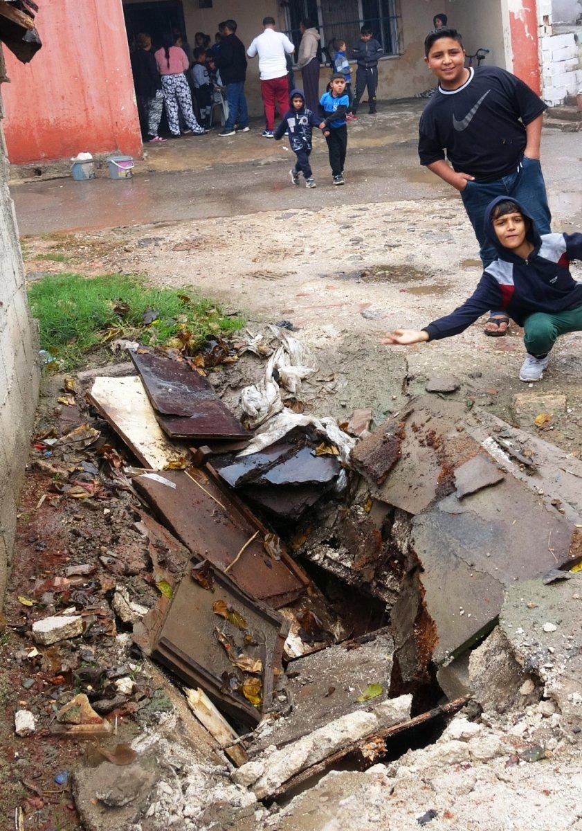 Antalya'da, yangına giden itfaiye aracı foseptiğe düştü