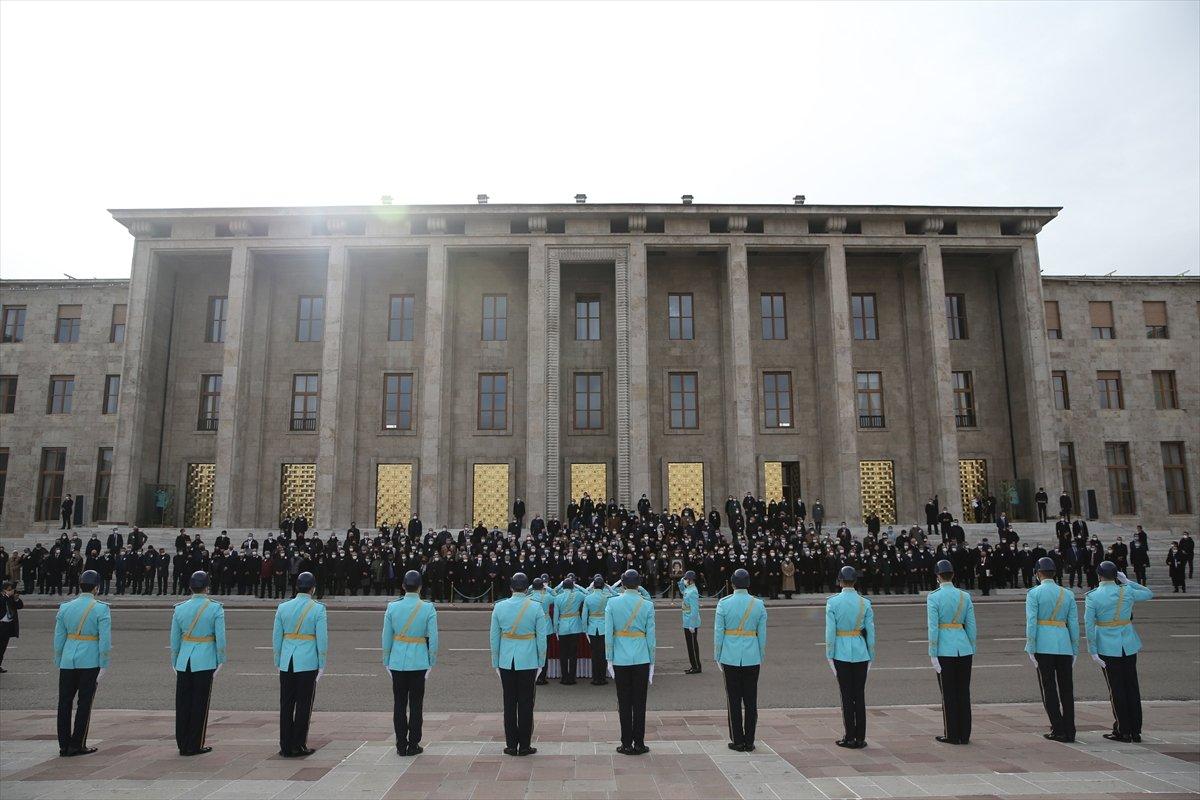 Devlet Bahçeli ile Cemil Çiçek, Güldal Akşit'in cenaze töreninde yan yana