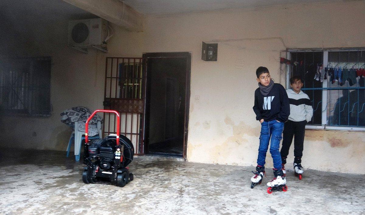 Antalya'da, yangına giden itfaiye aracı foseptiğe düştü