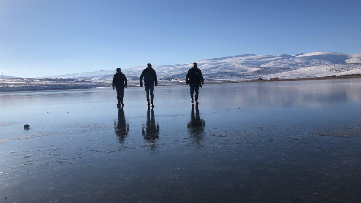 Kars'ta buz tutan Çıldır Gölü, fotoğraf çekenlerin akınına uğradı