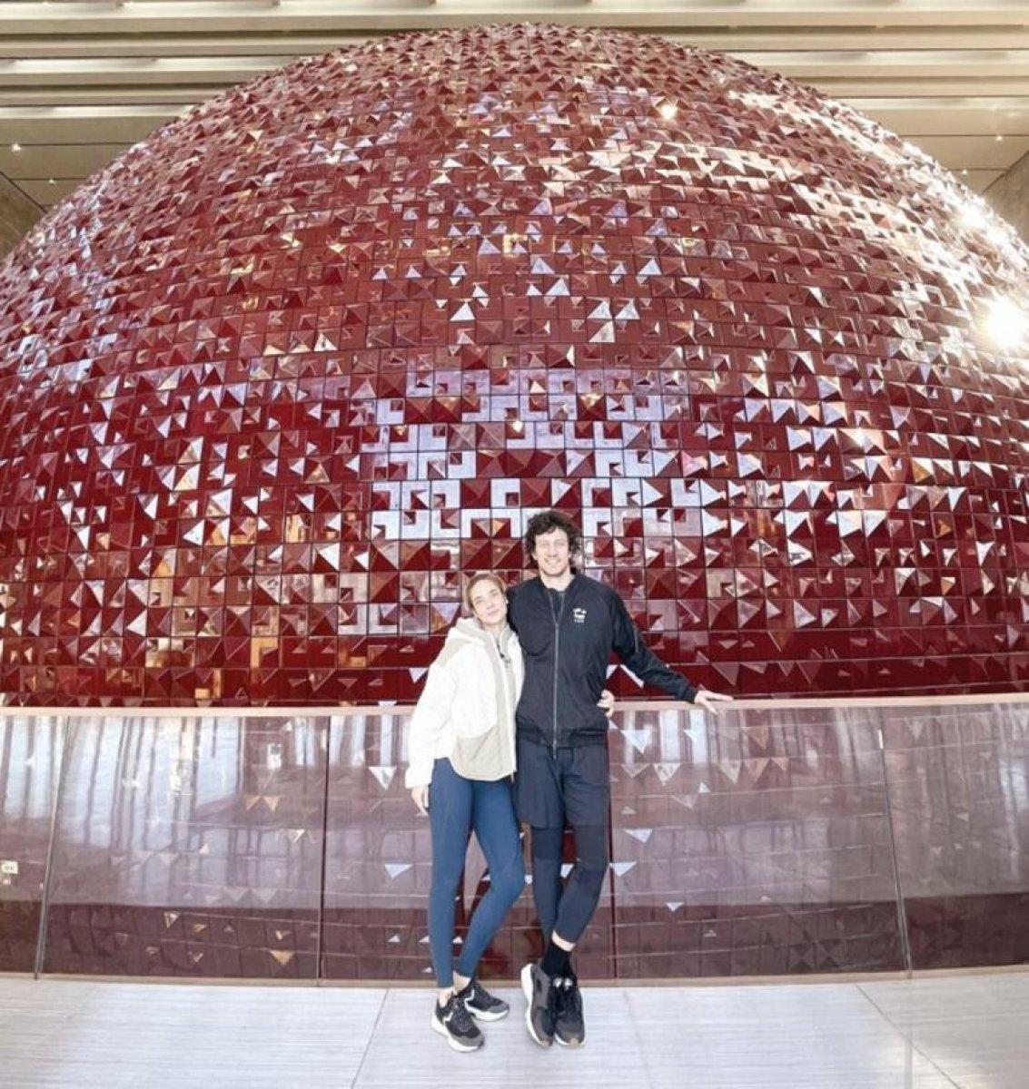 Müge Boz ve Caner Erdeniz, AKM’yi öve öve bitiremedi