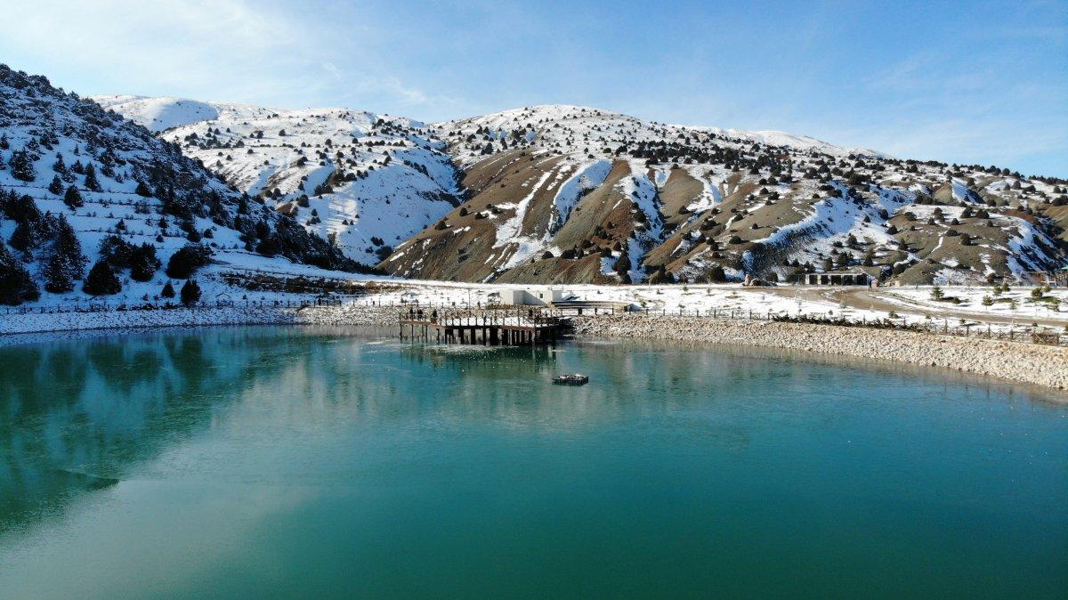 Yüzeyi buz tutan Ardıçlı Gölü mest ediyor