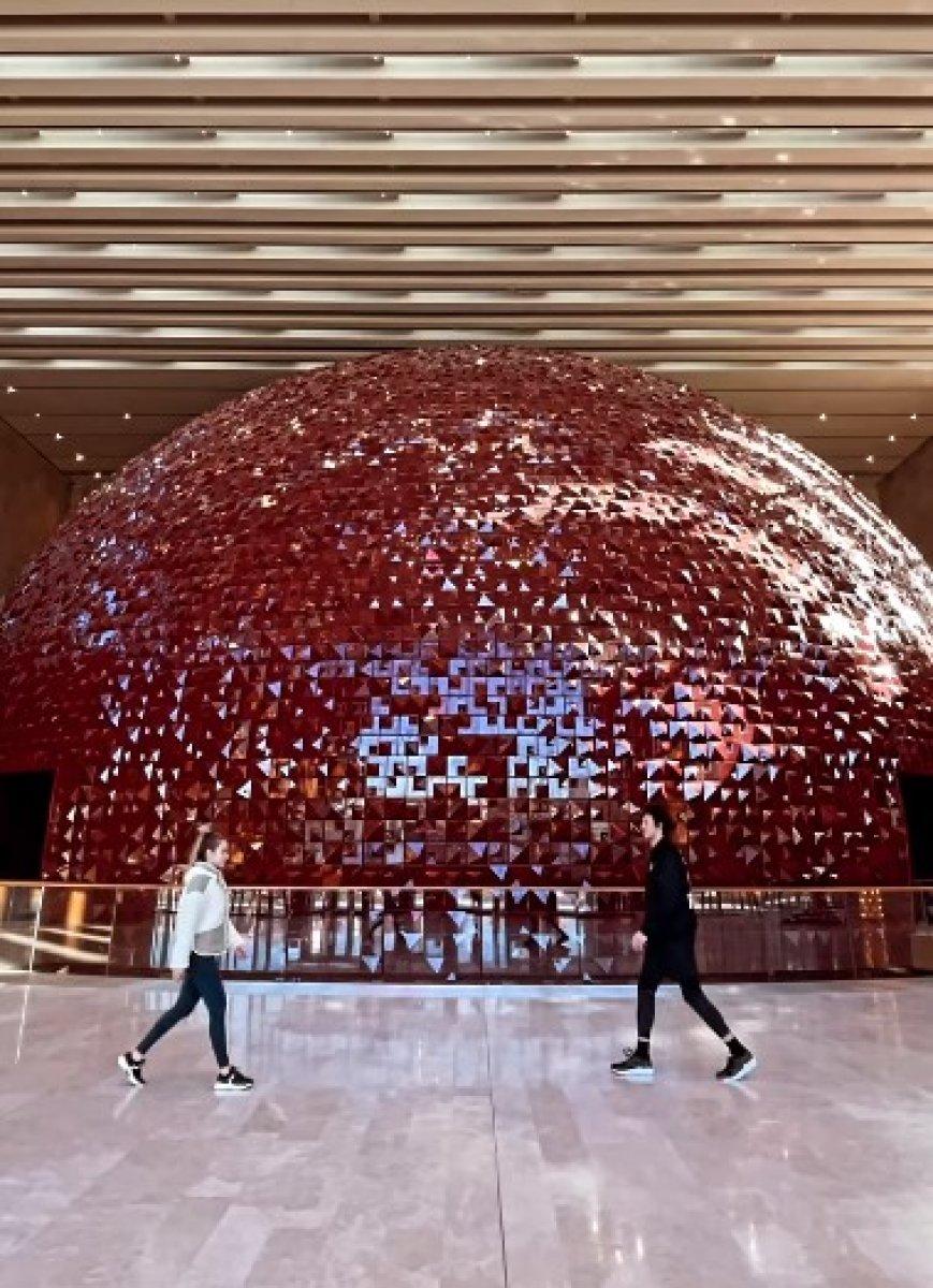 Müge Boz ve Caner Erdeniz, AKM’yi öve öve bitiremedi