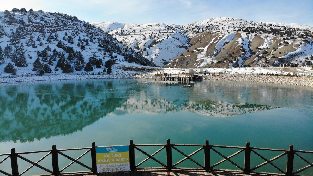 Yüzeyi buz tutan Ardıçlı Gölü mest ediyor