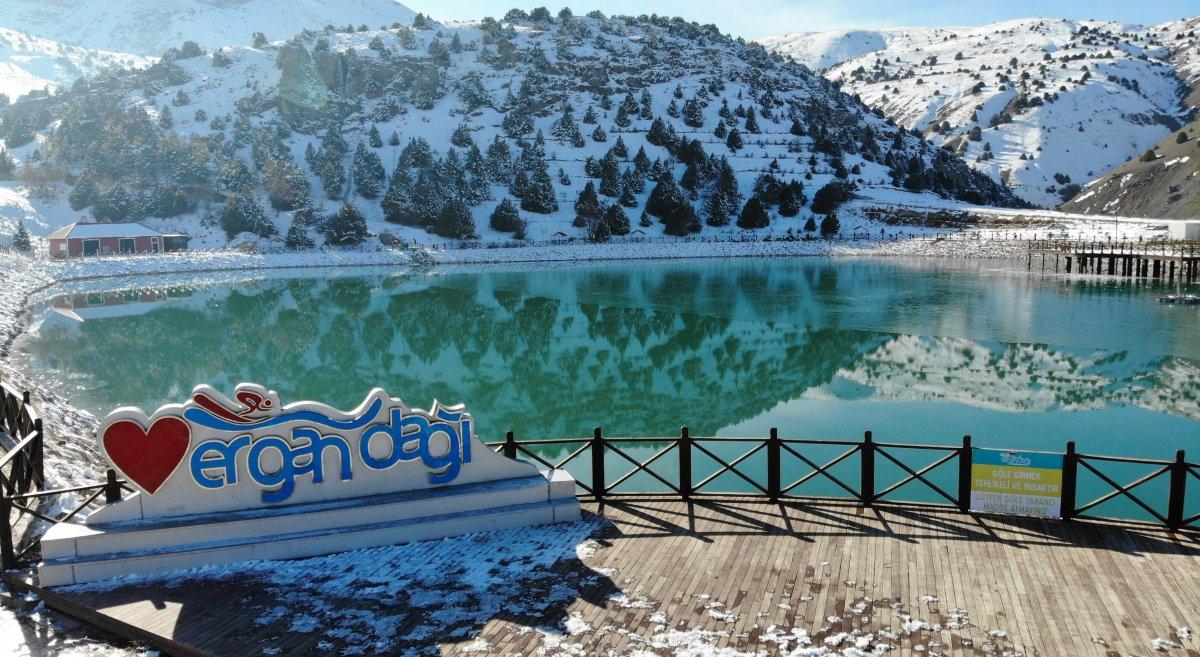 Yüzeyi buz tutan Ardıçlı Gölü mest ediyor