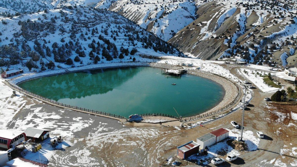 Yüzeyi buz tutan Ardıçlı Gölü mest ediyor