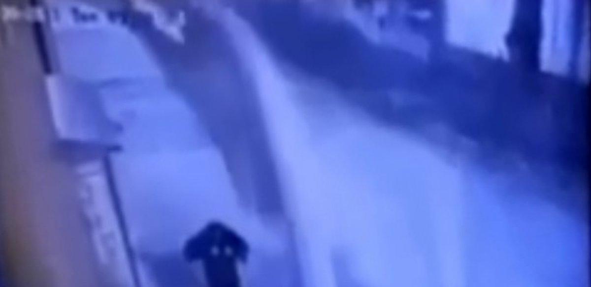 Sarıyer’de çatının altında kalmaktan son anda kurtuldu