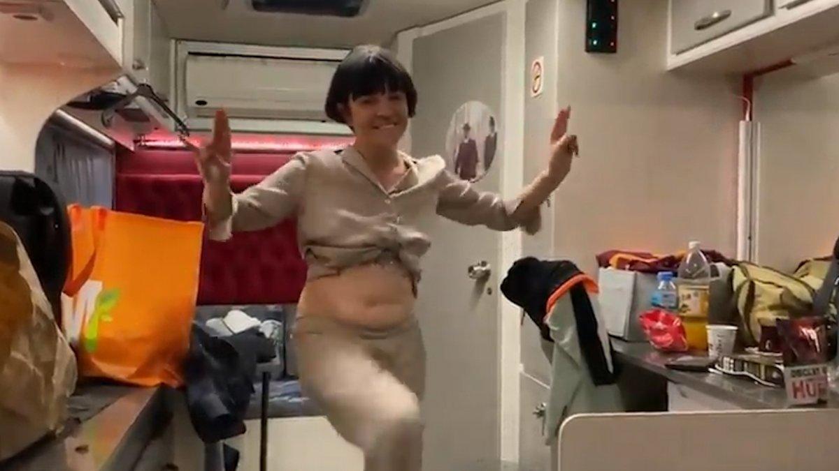 Gonca Vuslateri karavanda göbek attı