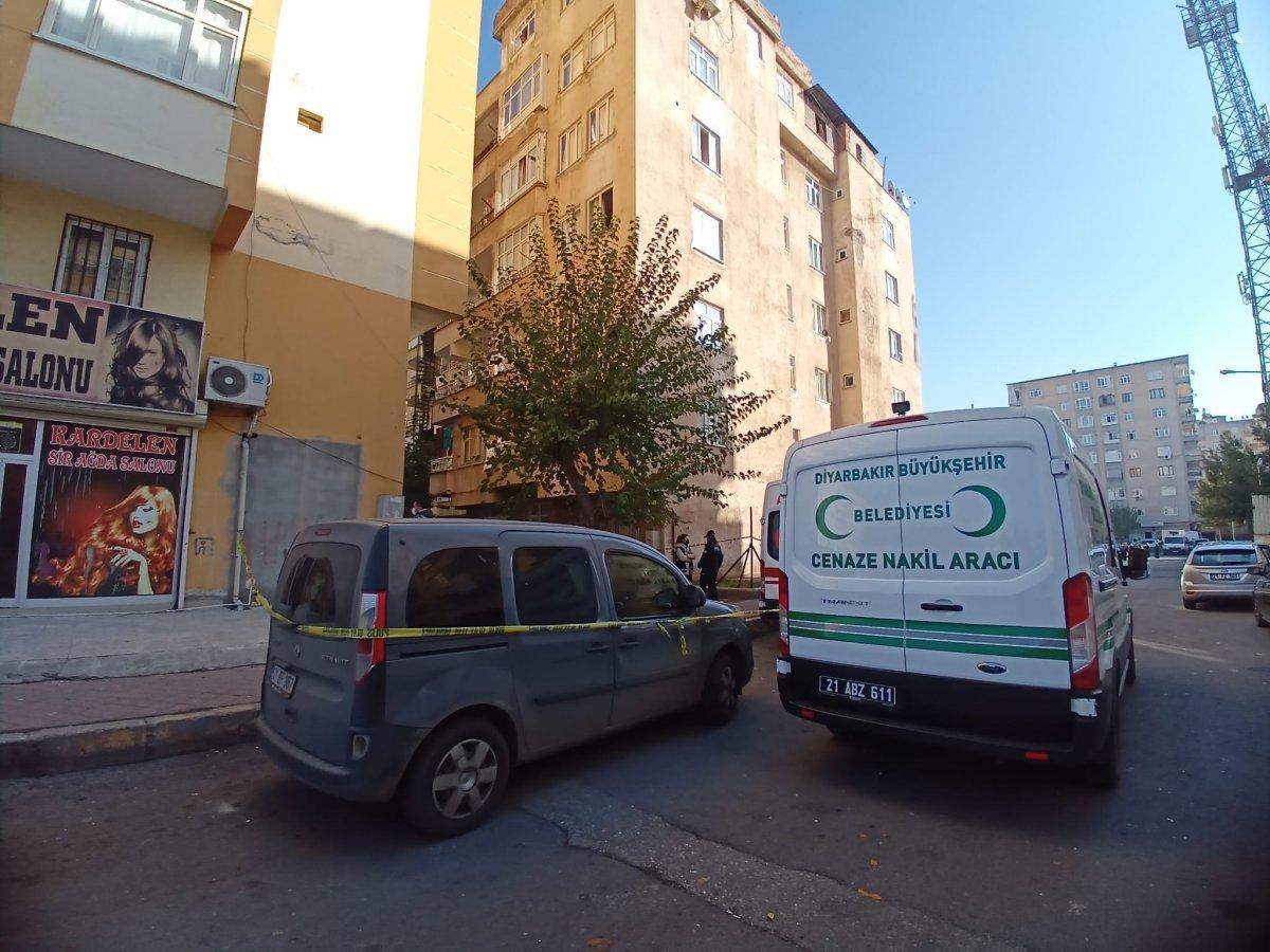 Diyarbakır'da cinnet geçiren baba, aile katliamı yaptı