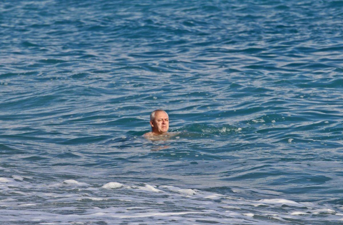 Antalya'da sağanak beklenirken güneş açınca sahiller doldu