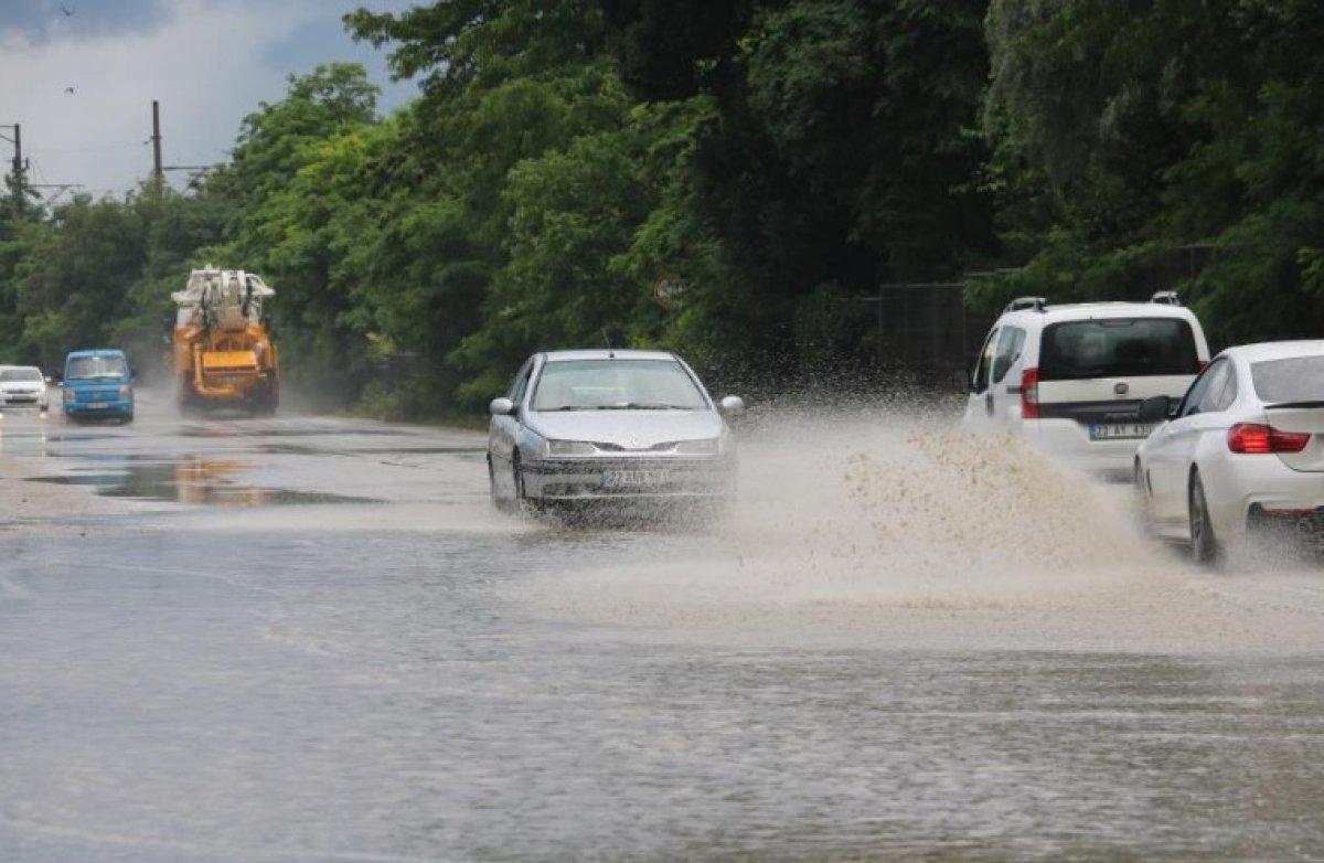 Edirne'de sağanak yağmur sonrası yollar göle döndü