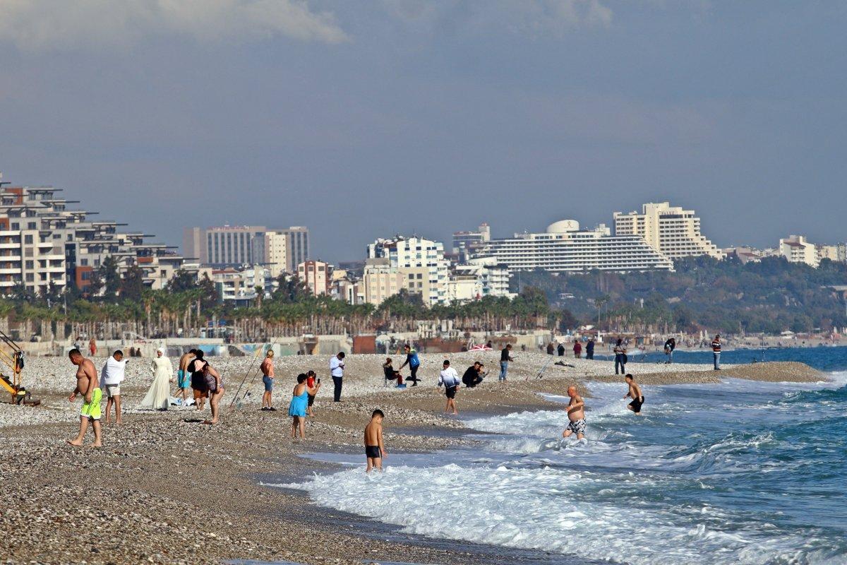 Antalya'da sağanak beklenirken güneş açınca sahiller doldu