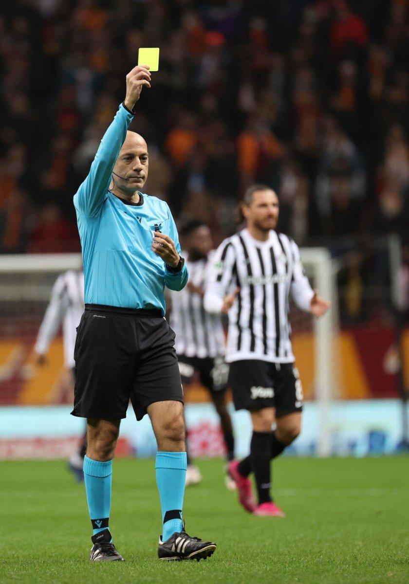 Cüneyt Çakır, Berkan'ın pozisyonuna neden penaltı verdiğini açıkladı