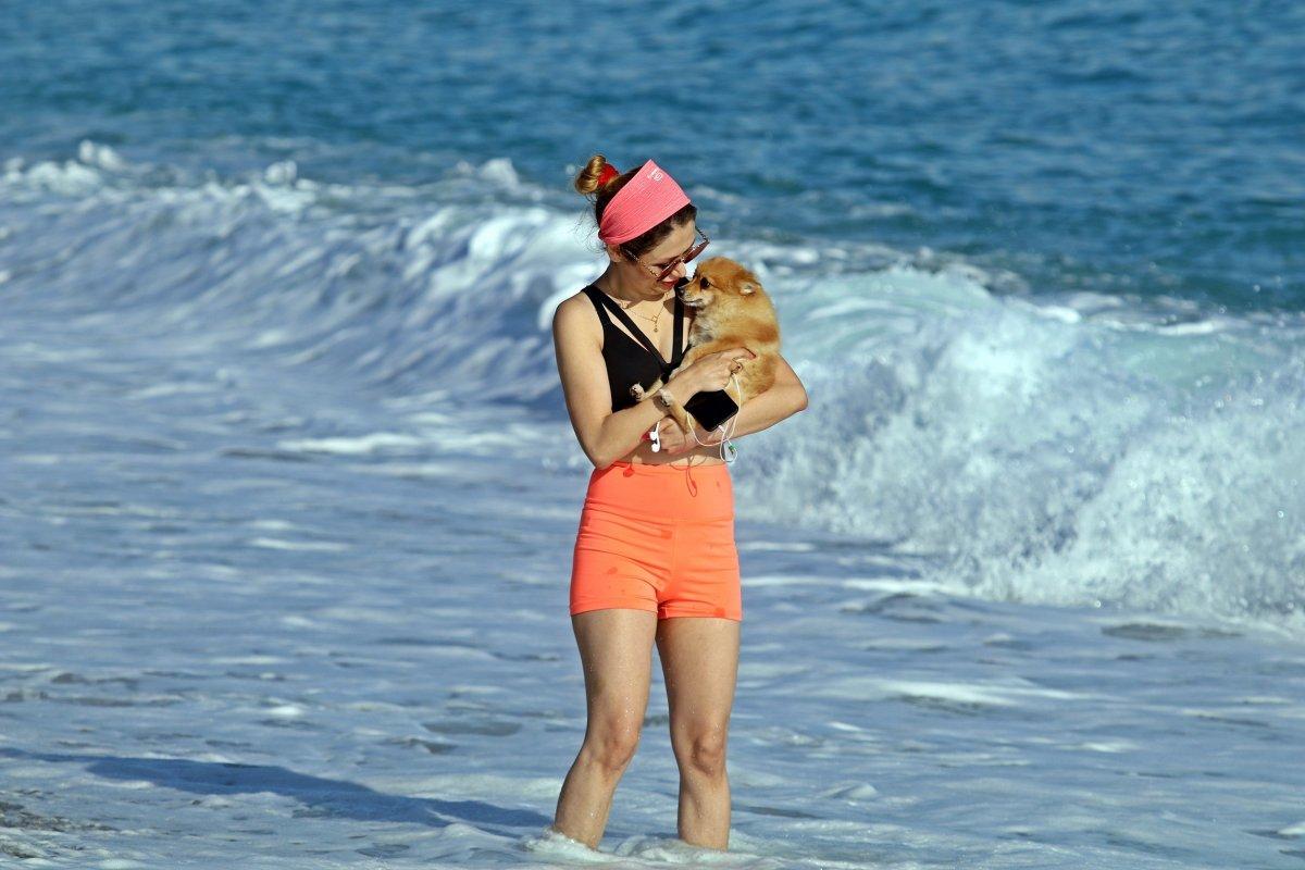 Antalya'da sağanak beklenirken güneş açınca sahiller doldu