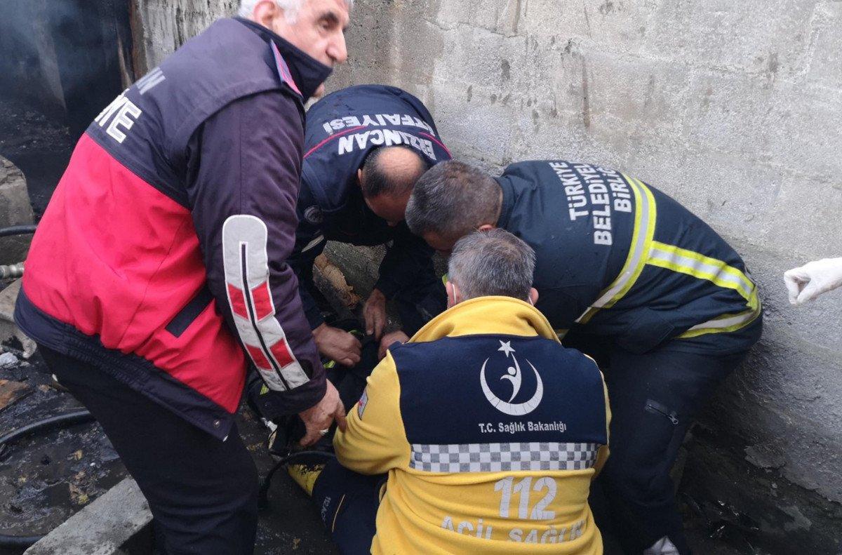 Erzincan'da yangına müdahale eden itfaiye görevlisi çatıdan düştü