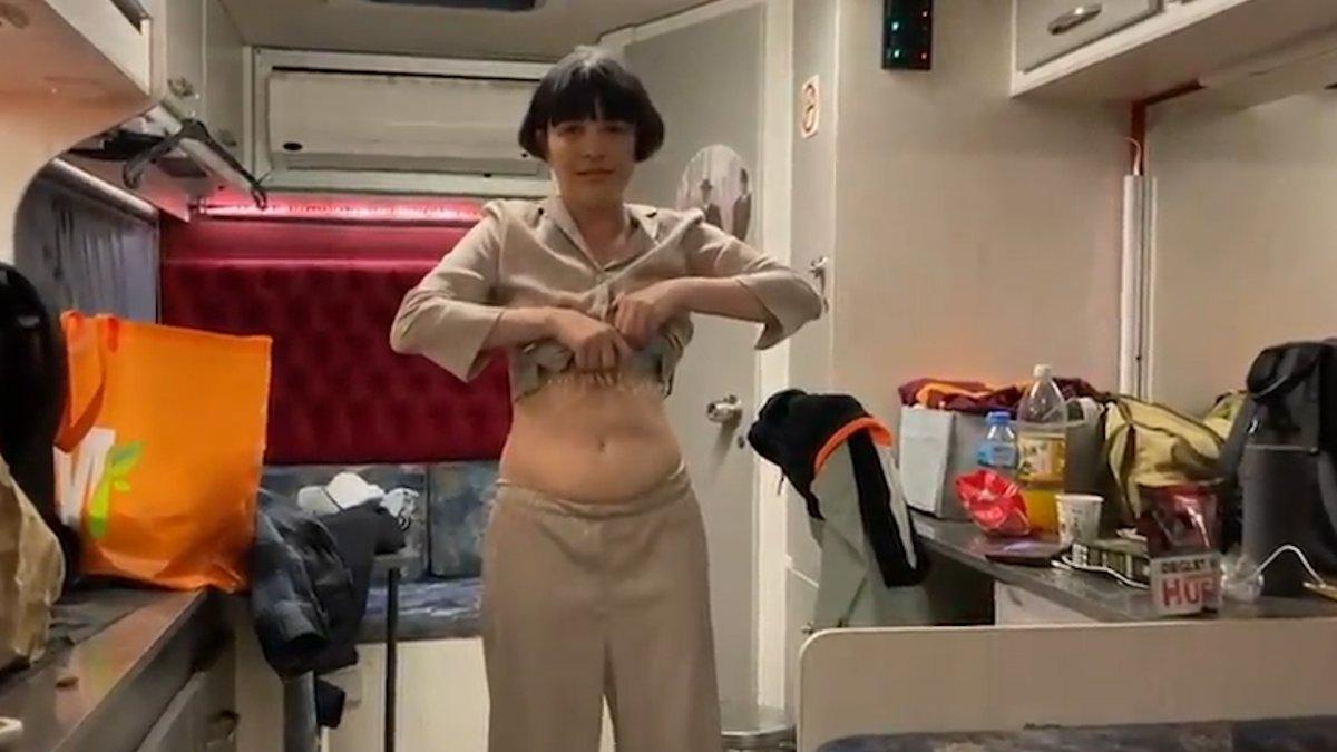 Gonca Vuslateri karavanda göbek attı