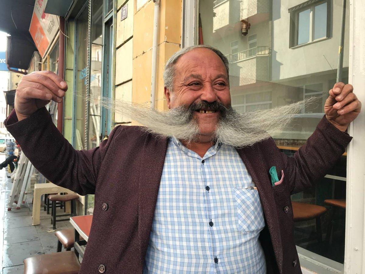Bayburtlu Bayram bıyıklarını yıllardır kesmiyor